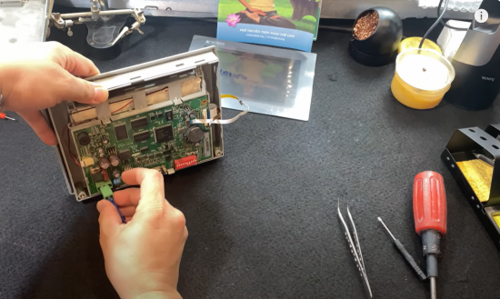 Sửa màn hình HMI Delta bị cháy board, bị nổ tụ.