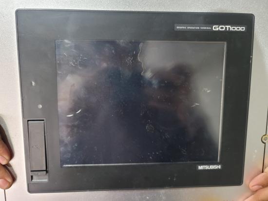 Sữa chữa màn hình HMI Mitsubishi F900 lỗi gương cảm ứng bị chai, chạm khó ăn